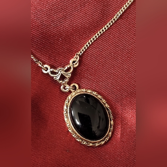 Elegant 1928 Black and Gold Tone Pendant Necklace - Picture 2 of 4